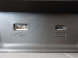 スマホやタブレットの充電ができます♪