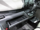 インストスライドボックス ティッシュボックスがまるまる一つ入るボックスです運転席からも開け閉め可能です