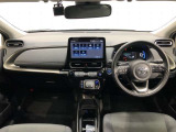 シンプルながら機能性あふれる運転席廻りです。視界性もよく、運転しやすいですよ。