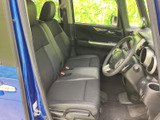 前席は運転席と助手席が並び、ゆったりと腰掛けられる空間です。窓からの視界も広く、乗り降りしやすい開口部で、毎日の移動を快適に過ごせます。