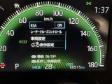 レーダークルーズコントロールです。 前の車との距離をレーダーで測り一定の車間距離に保ってくれますよ。詳細はスタッフまで。