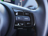 【アダプティブクルーズコントロール】ステアリングのスイッチを操作するとミリ波レーダーで先行車との距離を測定。設定を適切に保ちながら加速・減速、さらに停止まで自動に追従します。