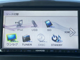 音楽ソースを画面上で選べる構成で、iPodやUSB、SD、ワンセグなどの項目が表示されています。使いたいメニューを見つけやすく、気分に合わせた音楽選びに便利です。