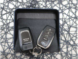 【スマートキー】キーをバッグやポケットに入れたままでもドアロックの開閉が出来るほか、エンジンキーを挿さなくてもエンジンスタートストップが出来ちゃいます!