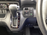 停車中にブレーキペダルを踏み続けなくてもブレーキ保持ができるオートマチックブレーキホールド機能もついております。『ECONスイッチ』車を低燃費モードに自動制御します。