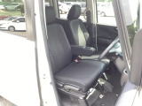 【ベンチシート】運転席と助手席の移動もスムーズ!狭い駐車場での乗り降りや、お子様の乗り降りにも便利です。座席の間にコンソールボックスやドリンクホルダーがないため、車内空間が広く感じます。