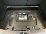 トレイ下にはアンダートランクも備えております。パンク修理キットや車載工具もこちらにございます。