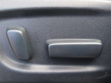 運転する時はドライビングポジションが気になりますよね。パワーシートで座席位置の微調整もしっかりできます。高級感がある装備としても人気があります。