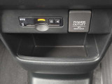 足元には便利なセンターロアボックスを設置。車内を整理しやすく、使い勝手の良さが魅力です。