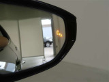 隣車線を走る車両をレーダーで検知し、ドアミラーでは確認しにくい後側方エリアに存在する車両に加え、急接近してくる車両も検知します。車両を検知するとドアミラーに搭載されたLEDインジケーターが点灯します。