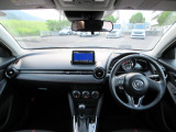 大きなフロントガラスで広々とした視界の運転席まわりです。