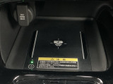Qi対応のスマートフォンを置くだけで充電ができます。