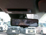 スマートルームミラー、後方がカメラの映像で見れるので視界くっきり、車内に障害物があっても関係ありません。普通のバックミラーとも切りかえが出来ます。