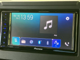 画面には音楽再生やラジオ、Bluetooth、電話などのメニューが表示され、機能を視覚的に選べる構成です。時刻もひと目で確認でき、日常の移動を便利にサポートします。
