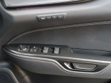 シートメモリーを装備しております!運転する方のシートポジションにボタン一つで操作できるので、とても楽々ですね♪