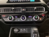【左右独立オートエアコン】左右席で独立温度コントロールが可能です。運転席はキンキンに冷やして助手席はマイルドにと言った設定が可能です☆暑さ寒さでケンカすることもなくなりますね♪