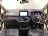 車内は光触媒抗菌消臭施工済です。スタイリッシュなデザインでスポーティなインパネ周りを演出します。グローブボックスやカップホルダーのほかにトレーなどたくさんの収納スペースが付いています。