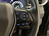 レーダークルーズコントロール(全車速追従機能付)付きです。車速に応じて追従支援してくれるので、ロングドライブも快適です。詳細は販売店スタッフまでおたずねください。