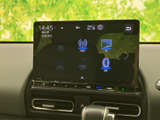 ラジオやテレビ、Bluetoothなどの音源を画面から選べる構成です。表示がまとまっており、聴きたい音源を確認しながら選びやすく、日々の移動時間を快適に過ごせます。