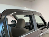 【ドアバイザー】雨の日でも窓を少し開けて換気可能!車内の空気を新鮮に保ちます♪アウトドアのシーンでは虫の侵入も防ぐ効果が役立ちます☆