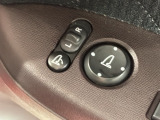 狭い駐車場で便利な電動格納ドアミラーが付いています。