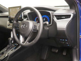 見通しのよいすっきりとした視界で、誰でも運転しやすいです。運転のしやすさは疲れにくさにも繋がります高いホールド性で運転姿勢が安定します。長距離ドライブでも疲れにくいのが魅力です!