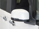 ◆ドアミラーウインカー◆ドアミラーにウインカーを装備しています。対向車に自身の進行方向を合図し安全に運転できます。