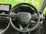 ステアリングに配置されたスイッチ類は、手元で確認しやすく運転中の操作にも配慮されたレイアウト。日常的に使う機能へアクセスしやすい点も便利です。