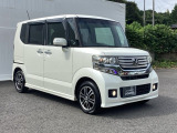 狭い駐車場でも、スライドドアならチャイルドシートへのお子さまの乗降や荷物の積載もスムーズ。とても便利な【両側電動スライドドア】ドアハンドを少し引くだけでリアドアが自動開閉します。