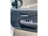 全席パワーウィンドウとなっています。運転席はオートになっているのでワンタッチ開閉することが出来ます。