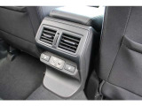 運転席と助手席の間のコンソールボックス後方に後席用にUSB電源&times;2とシートヒータースイッチ、エアコン吹き出し口があります、後席の同乗者のかたもロングドライブ時でもより快適にお過ごしいただけると思います