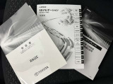 メンテナンスノート、取扱説明書です。 その車の整備記録が事細やかに記録されています。 車が生まれてから今までどのような道を歩んできたのか判るとても重要な物ですよ。