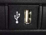 充電用USB端子付き。スマートフォンなどの充電に便利です。