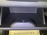 【グローボックス】助手席の前にあるグローボックスです。小物の収納に便利です。