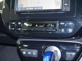 【オートエアコン】設定した温度になるように車が自動で風量や吹き出し口、冷暖房の強さを調整してくれるエアコンです。一度温度を設定すれば、自動で快適な室温を保ってくれるので運転に集中しやすいですよ♪