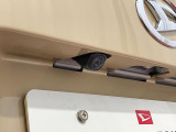 【バックカメラ】 駐車時に車両後方の様子を見ることができるので、運転の不安を軽くします。