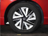◆純正ホイール装着車◆シンプルなデザインのホイールキャップ付きです。