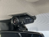 前方の映像だけでなく、車内から後方の映像もばっちり記録します