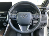 左右のスポークに複数のスイッチがまとまり、手元で車内機能を扱いやすい配置です。メーターを見ながら必要な操作を行いやすく、日々の運転をサポートしてくれます。