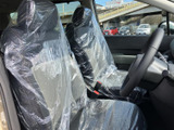 前席はゆったりとした座面と背もたれで、運転席と助手席それぞれが落ち着いて過ごせる空間です。大きな窓から外の様子も確認しやすく、乗り降りもスムーズです。