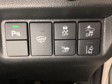 Hondaセンシング用の、VSA(ABS+TCS+横滑り抑制)解除と路外逸脱抑制機能のオンオフスイッチなどはハンドルの右側に装備しています。