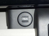 USB差し込み口で充電しながらドライブ楽しめます♪