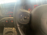 手元でオーディオ操作が行えるステアリングスイッチを装備。運転中の利便性を高めています。