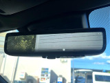 【デジタルインナーミラー】後席の大きな荷物や同乗者で後方が確認しづらい時でも安心!カメラが撮影した車両後方の映像をルームミラー内に表示。クリアな視界で状況の確認が可能です!