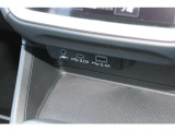 インパネ下方にオーディオ接続・充電用USB&times;2(TypeA、TypeC)とAUX入音声力端子を装備、夜間でもわかりやすいようにポート部には照明付き、スマホなどを置けるスペースもあり使いやすい位置です