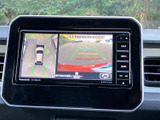 後方の映像に加えて車両周辺の様子も画面で確認でき、駐車時の周囲確認をサポートします。ガイド表示も備わり、車庫入れや切り返しの際に便利に活用できます。