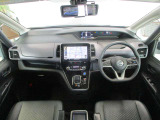 ミニバンならではの見渡しのいい運転席と、広々とした室内。スタイリッシュなインテリアです。女性ドライバーにも嬉しい、パーキングアシストも付いてます!