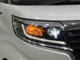 【LEDヘッドライト】悪天候や夜間走行時も良好な視界を確保し安心して運転できる高輝度LEDヘッドライトを装備!点灯速度が早く、消費電力も抑えられています。
