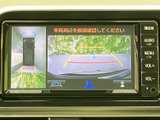 後方の映像に加えて車両周辺を俯瞰する表示もあり、駐車時に周囲を確認する際に役立ちます。ガイド線も画面上で確認でき、切り返しや車庫入れの場面で、目視と合わせた安全確認をサポートします。