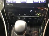 左右独立温度コントロールフルオートエアコンです。運転席、助手席それぞれで独立して温度設定ができます。冷え性の方が乗っても安心ですね♪